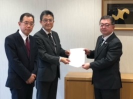 文書手交時の様子