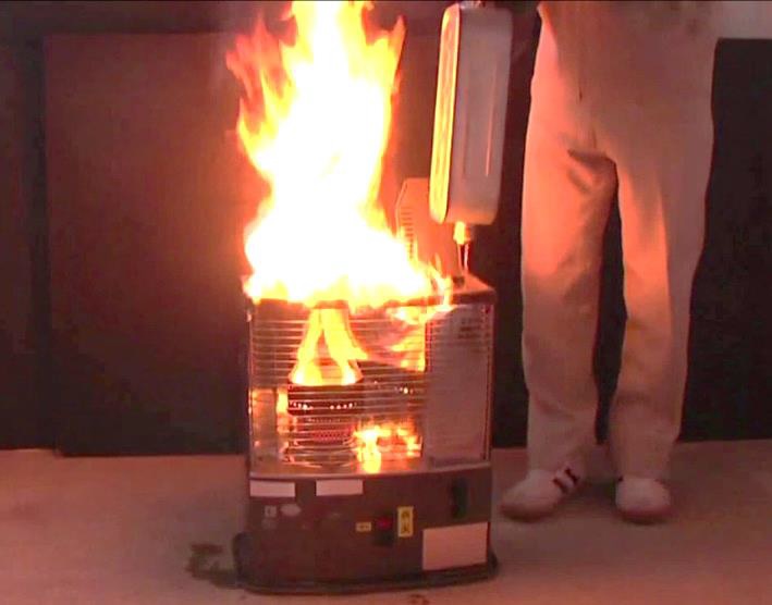 タンクから漏れた灯油に引火
