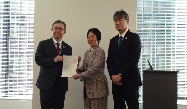 文書手交時の様子