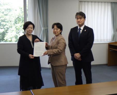 文書手交時の様子