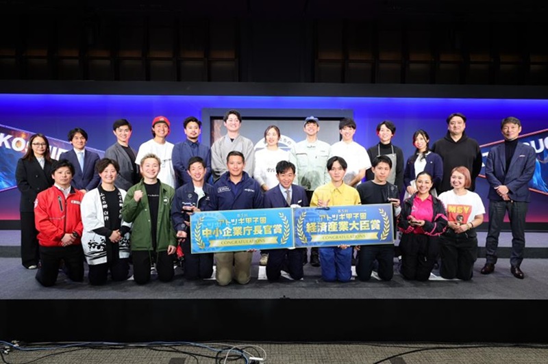 決勝大会出場者（ファイナリスト）及び審査委員の集合写真