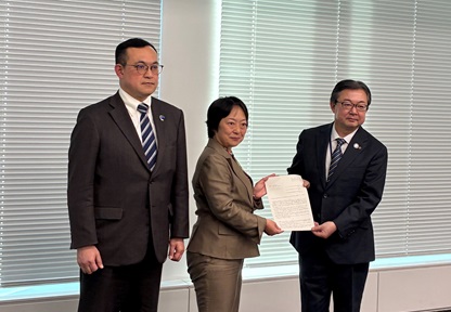 文書手交の様子