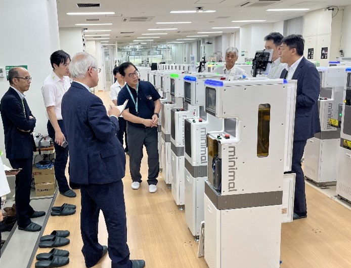 産業技術総合研究所のミニマルファブ見学の様子